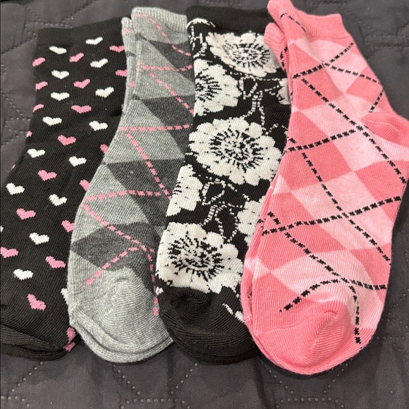 4 pair Women or children’s socks - Picture 2 of 3